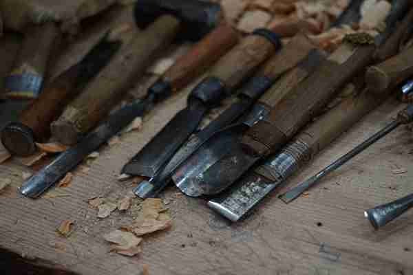 Attrezzi per scavare il legno: 5 utensili per la lavorazione